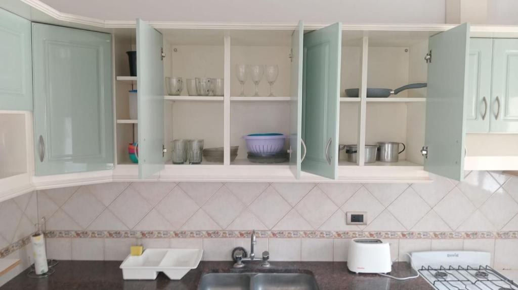 佩爾加米諾的住宿－San Marino Pergamino，厨房配有白色橱柜和水槽