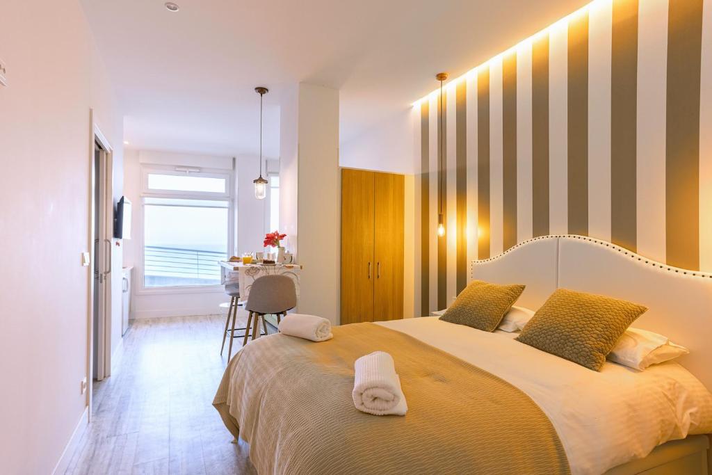 Posteľ alebo postele v izbe v ubytovaní APARTAMENTOS KRESALA - Vistas al mar