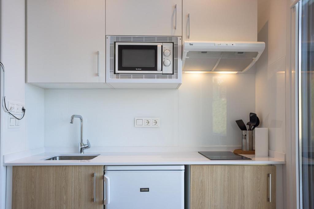 Kuchyňa alebo kuchynka v ubytovaní APARTAMENTOS KRESALA - Vistas al mar
