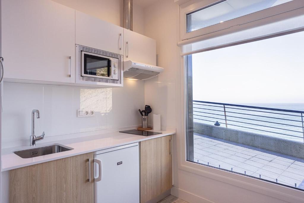 Kuchyňa alebo kuchynka v ubytovaní APARTAMENTOS KRESALA - Vistas al mar