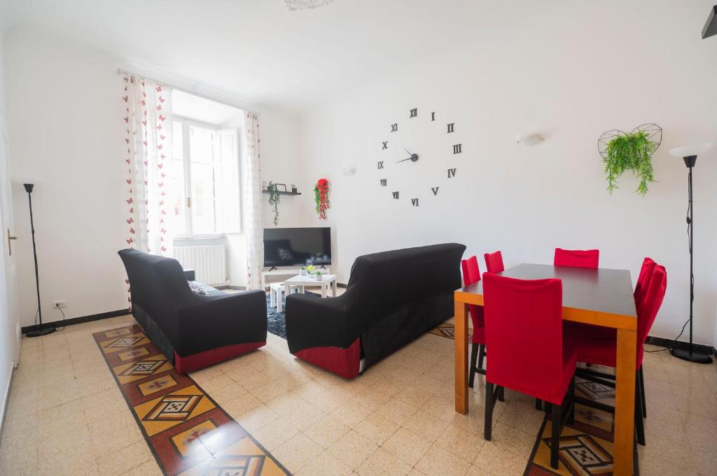 ローマにあるPraetorian apartmentのリビングルーム(テーブル、赤い椅子付)