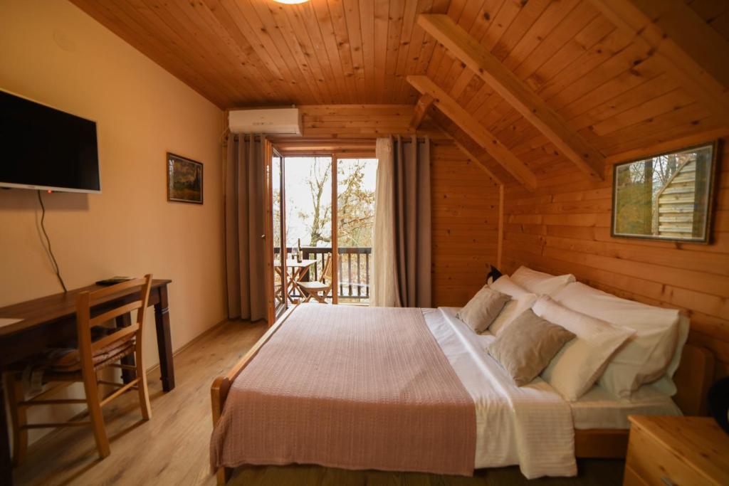 Postel nebo postele na pokoji v ubytování Vinarija Grabak - Brvnara