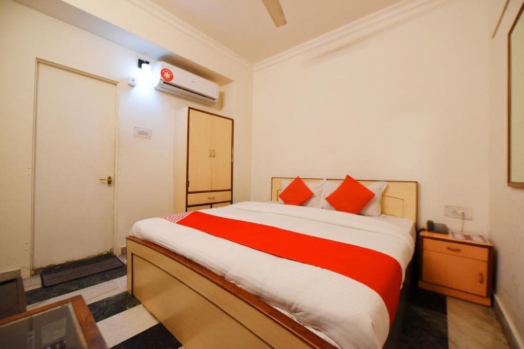 מיטה או מיטות בחדר ב-OYO C M Regency