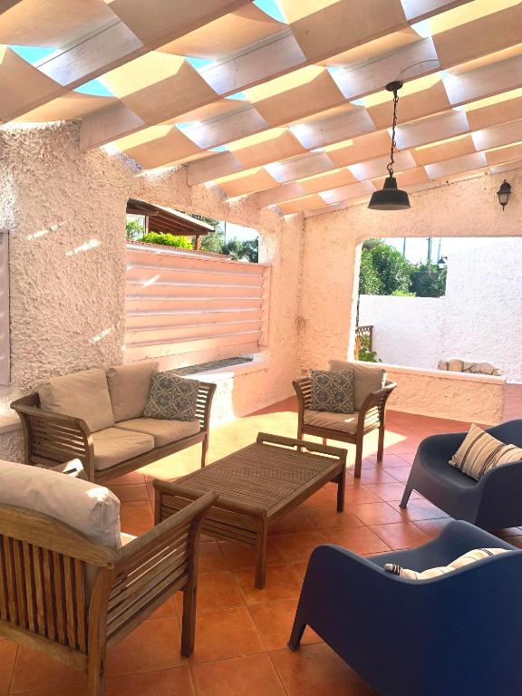 a living room with couches and tables and a ceiling at Almarea Blu - appartamento in villa vicino al mare - affitto breve in Polignano a Mare