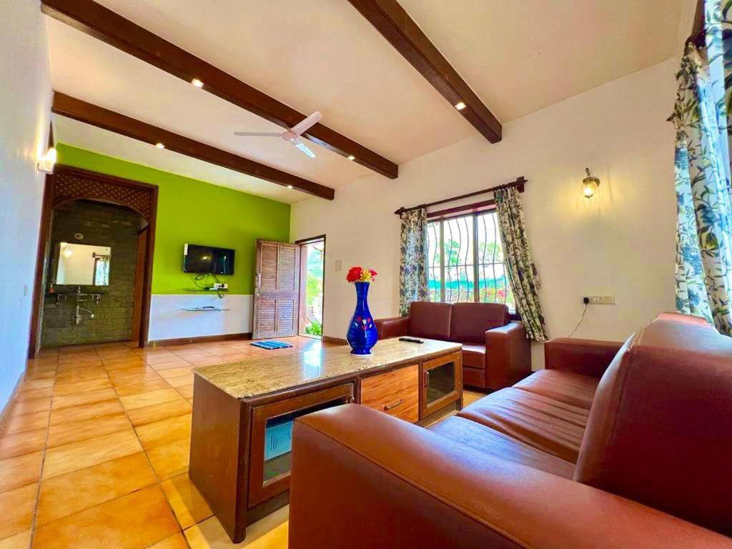 uma sala de estar com um sofá e uma mesa em Mount View Villa em Lonavala