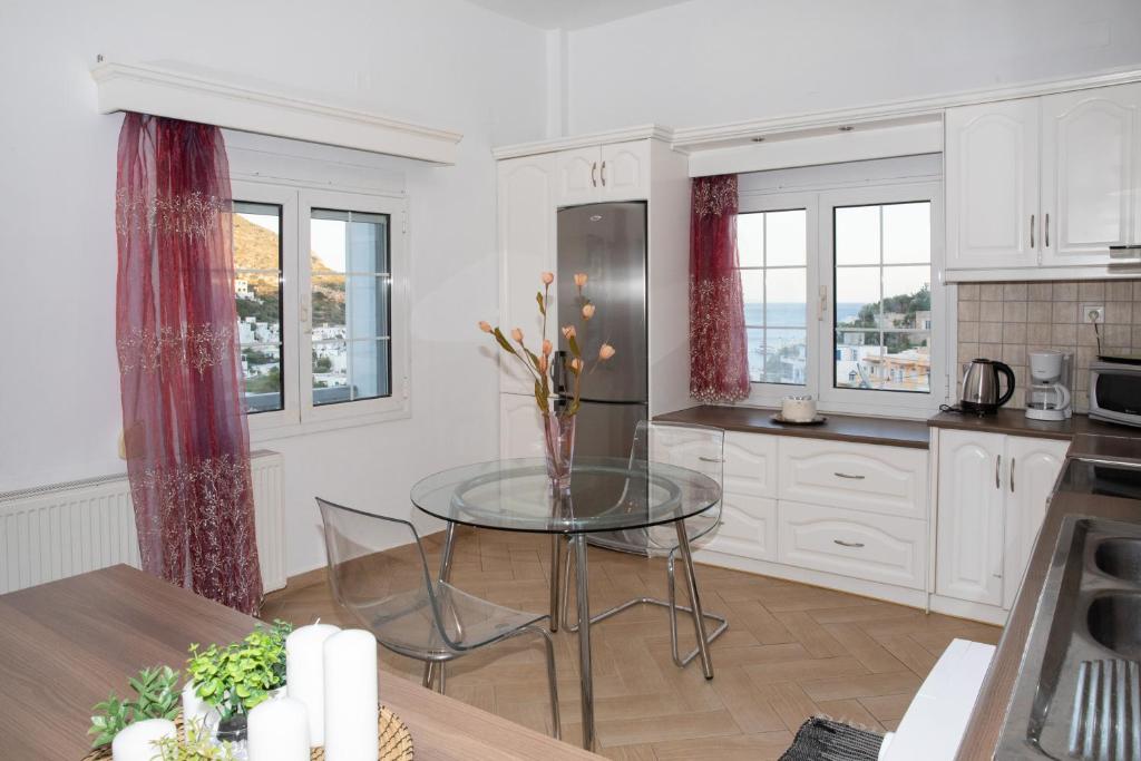 a kitchen with a glass table in a room at Emerald Heaven in Panteli