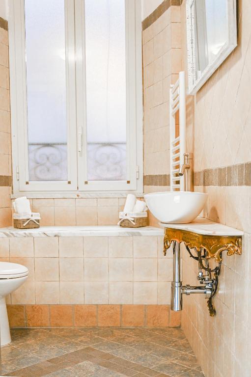 A bathroom at Feliz in Roma B&B