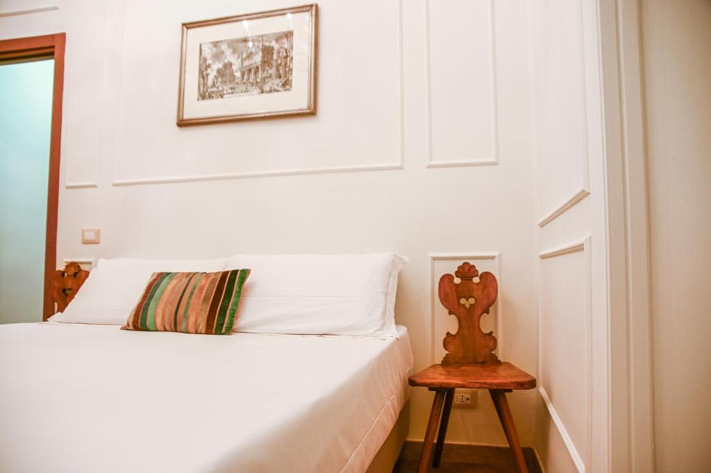 A bed or beds in a room at Feliz in Roma B&B