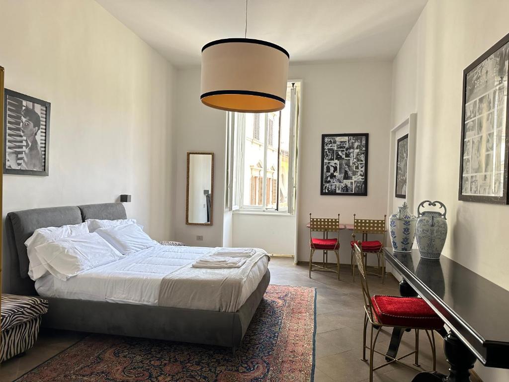 een slaapkamer met een bed en een tafel en stoelen bij PB suites in Florence