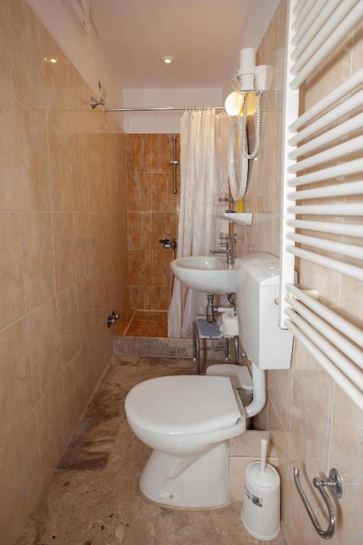 Byron Traditional Hotel - 6