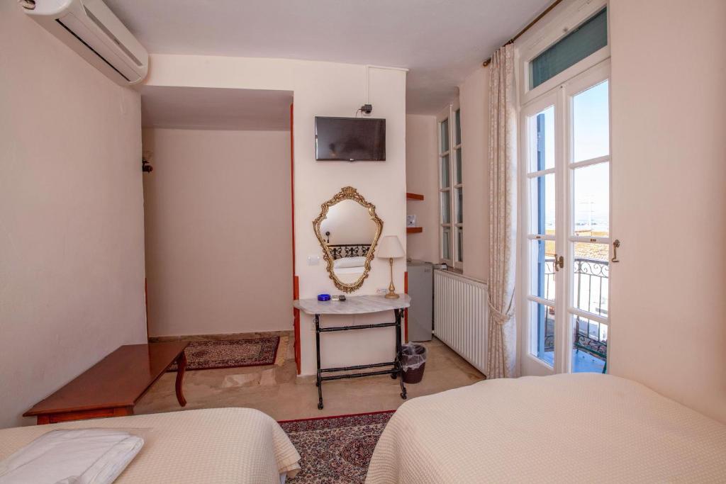 Postel nebo postele na pokoji v ubytování Byron Traditional Hotel
