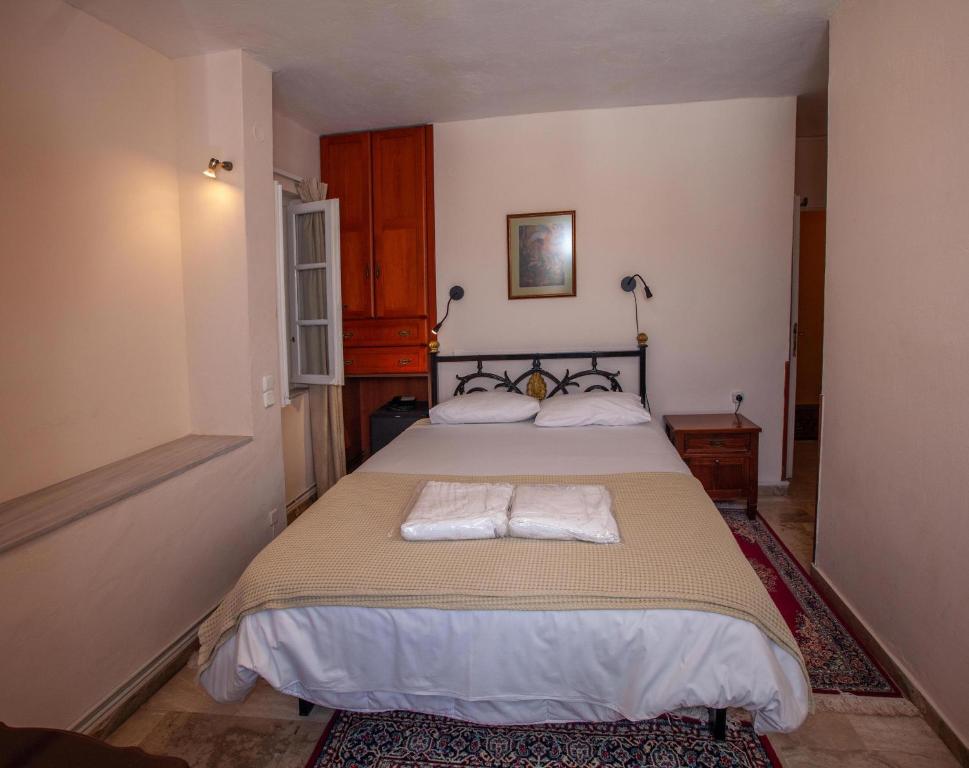 Byron Traditional Hotel - 1