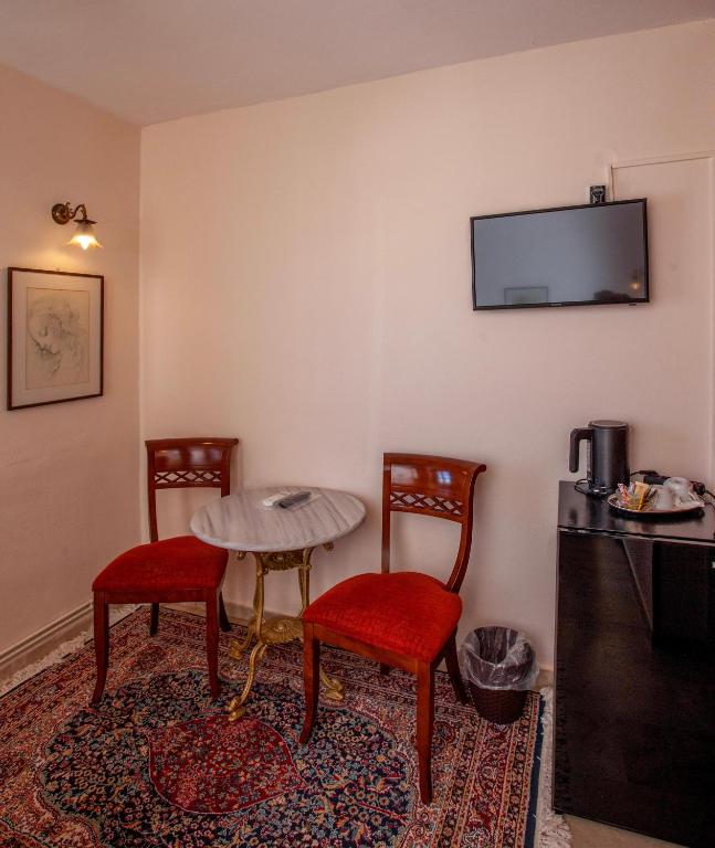 Byron Traditional Hotel - 8