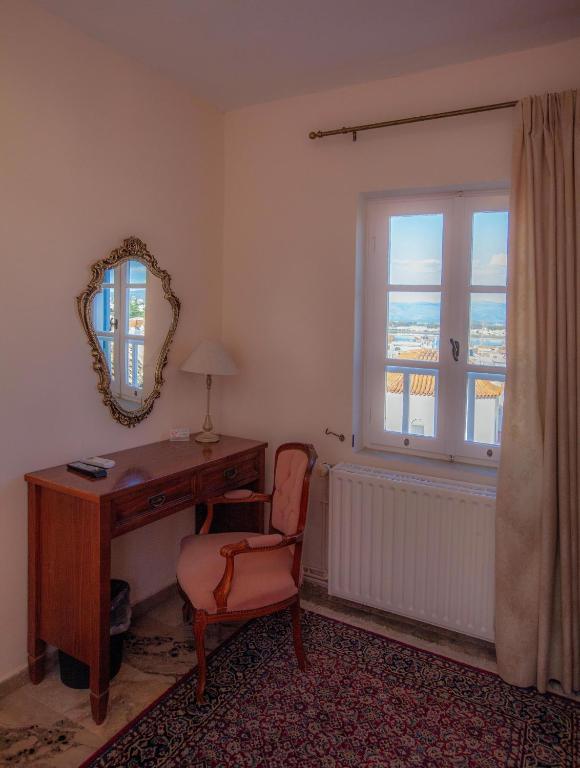 Byron Traditional Hotel - 11