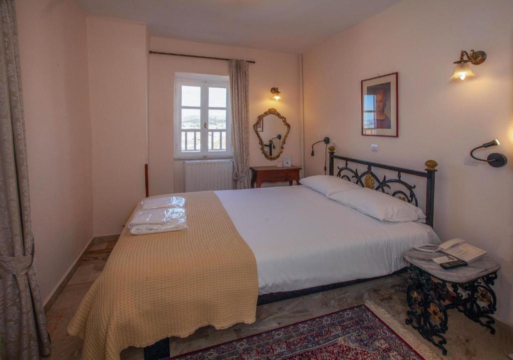 Byron Traditional Hotel - 12