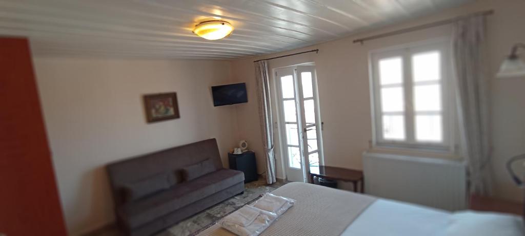 Byron Traditional Hotel - 3