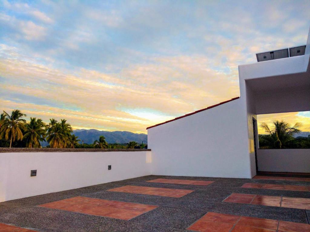 ein Haus mit Blick auf den Sonnenuntergang in der Unterkunft Departamento Los Gallos, tercer piso gran terraza in Lo de Marcos