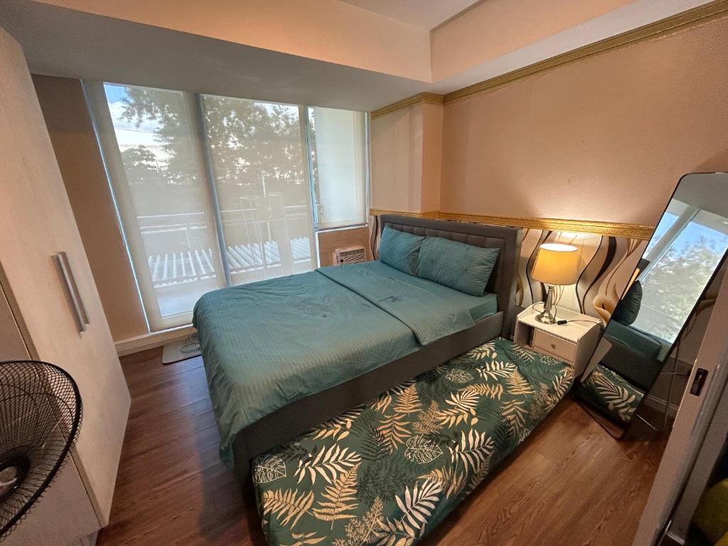 Llit o llits en una habitació de Azure Staycation