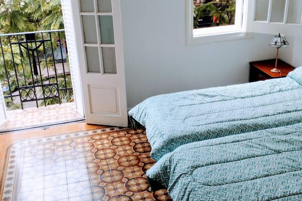 a bedroom with two beds next to a door at Amplio Dpto Céntrico - 3Pax. By Inside in Cordoba