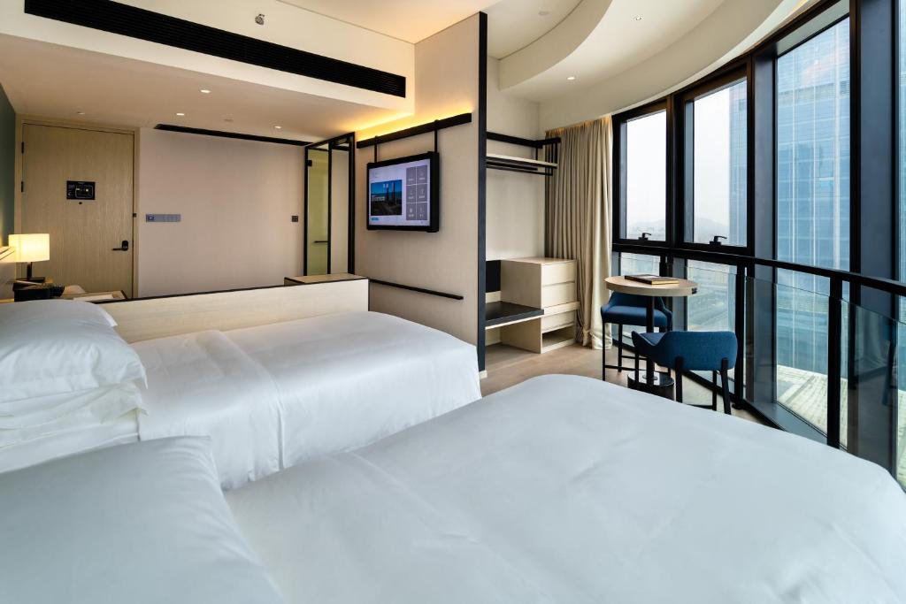 Postel nebo postele na pokoji v ubytování Artyzen Habitat Hengqin Zhuhai