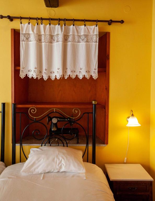 Postel nebo postele na pokoji v ubytování Byron Traditional Hotel