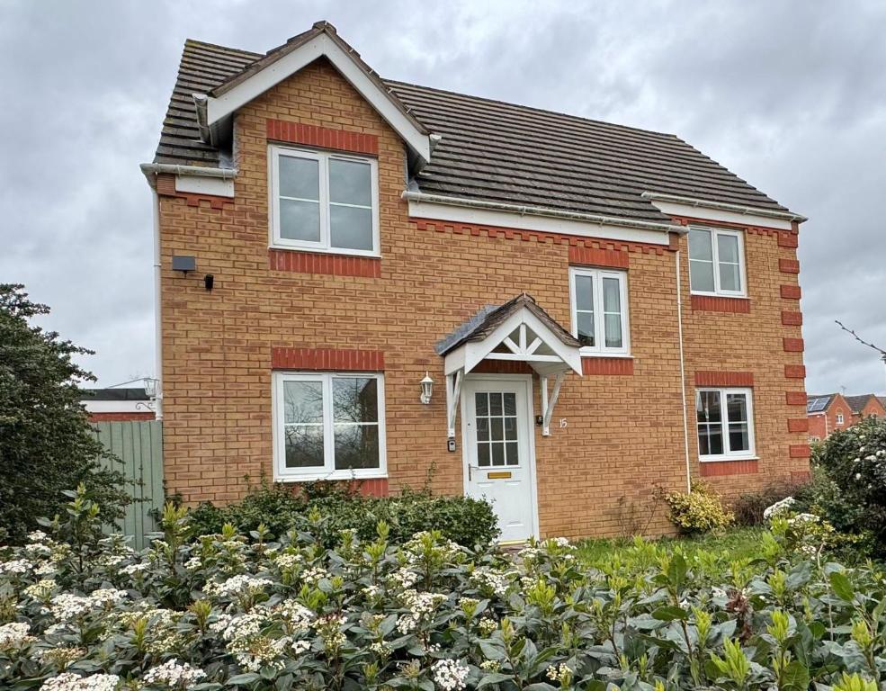 Zahrada ubytování Amazing 5 Bedrooms - 10 Beds Detached House in Bedford
