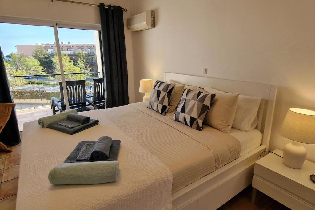 Ένα ή περισσότερα κρεβάτια σε δωμάτιο στο Jasmine apartment next to Meia Praia Beach