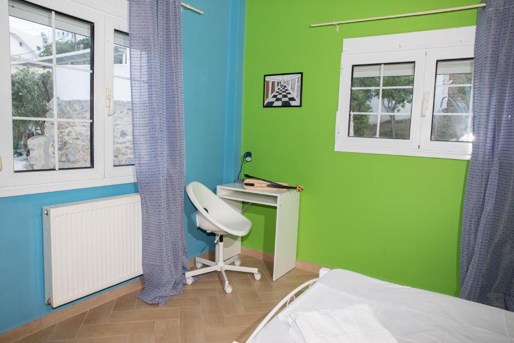 TV a/nebo společenská místnost v ubytování Emerald Heaven