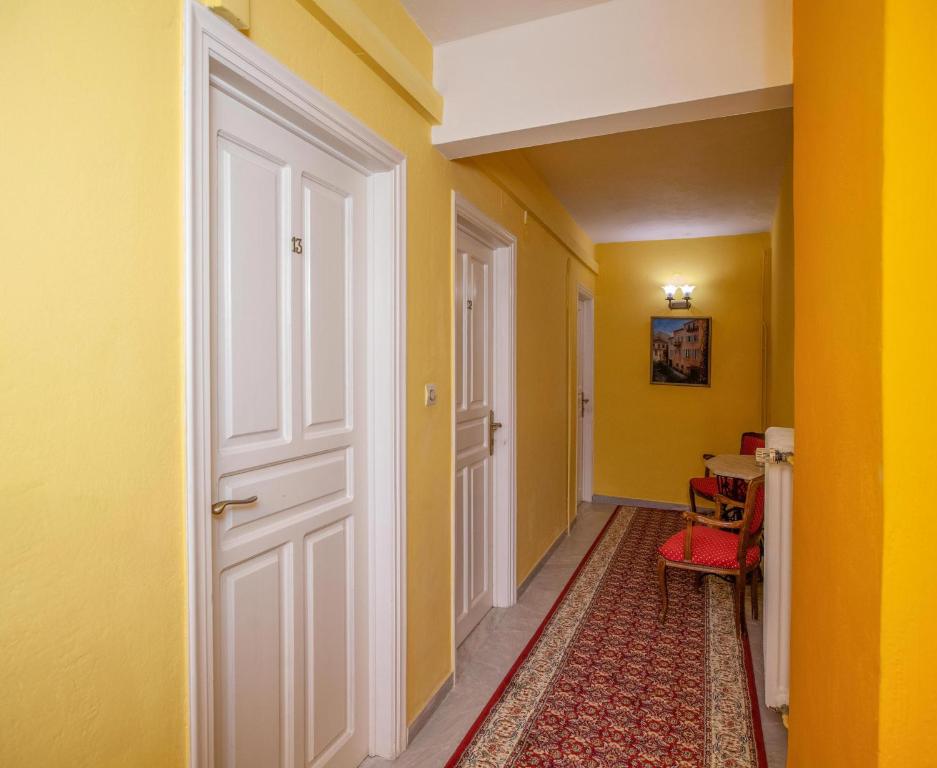 Byron Traditional Hotel - Resim 38