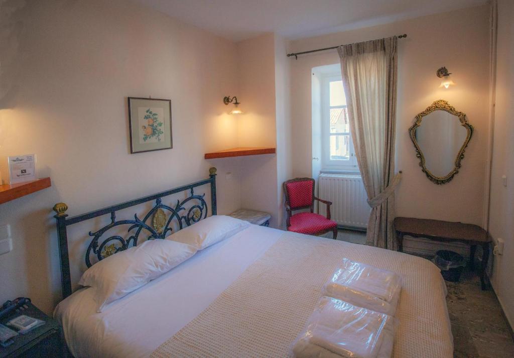 Postel nebo postele na pokoji v ubytování Byron Traditional Hotel