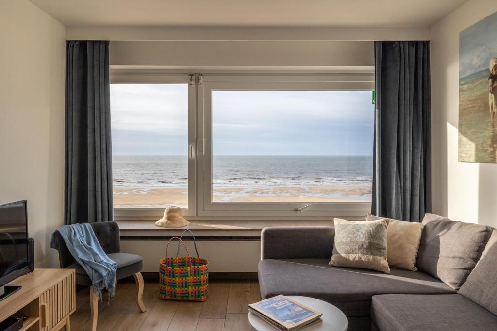 een woonkamer met een raam met uitzicht op de oceaan bij Cosy studio with Amazing Seaview T67 in Oostende