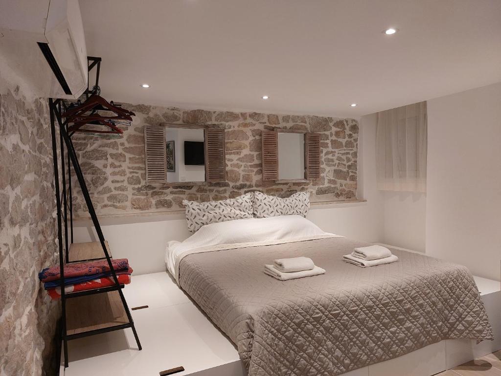 Cozy Central Split Apartment - 5 Min Walk to Old Town & Bacvice Beach