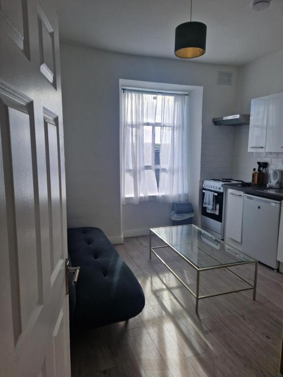 ein Wohnzimmer mit einem Sofa und einem Glastisch in der Unterkunft Inviting 1-Bed Apartment in Cork in Cork