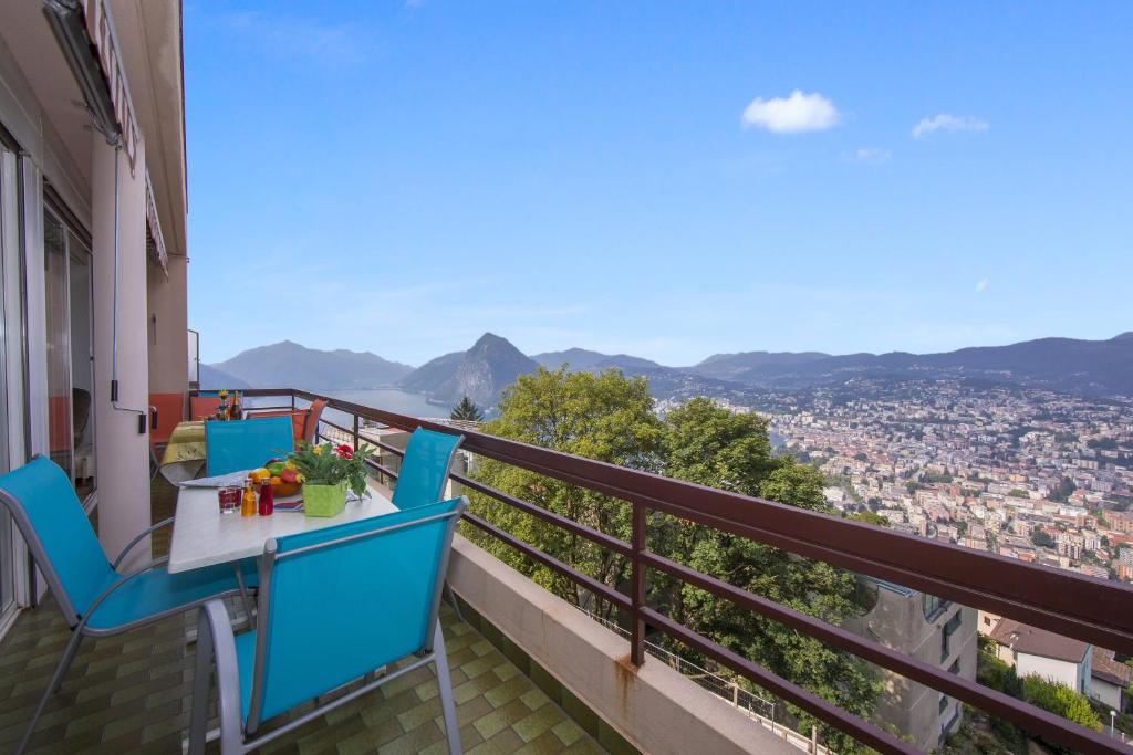 AldesagoにあるAldesago Panoramicaの景色を望むバルコニー(テーブル、椅子付)