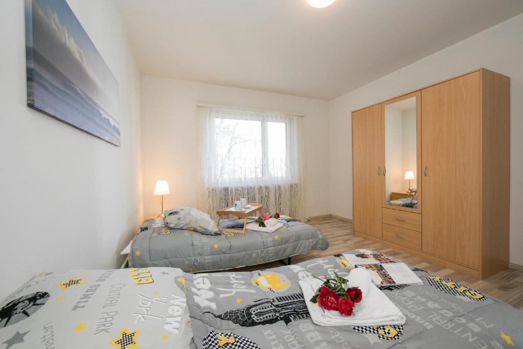 Postel nebo postele na pokoji v ubytování Bellevue Apartment - Happy Rentals