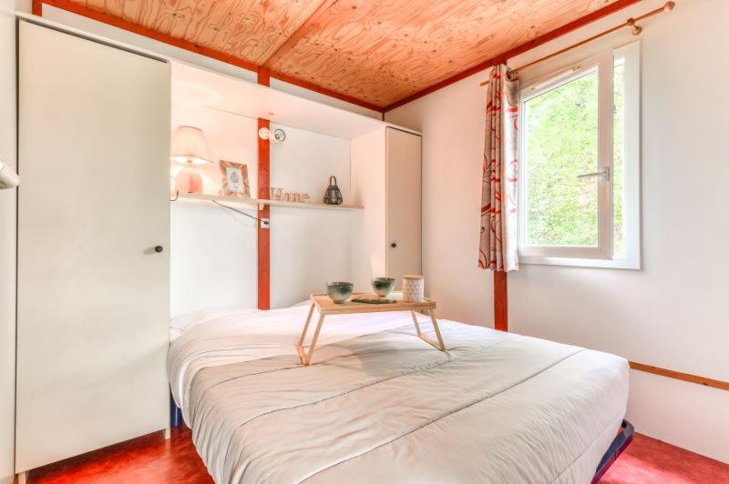 Postel nebo postele na pokoji v ubytování Camping LA SERRE