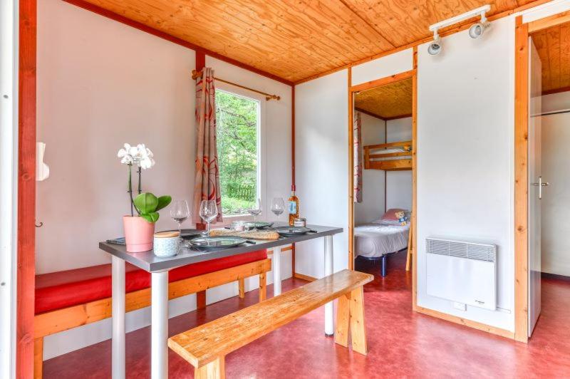 Kuchyň nebo kuchyňský kout v ubytování Camping LA SERRE