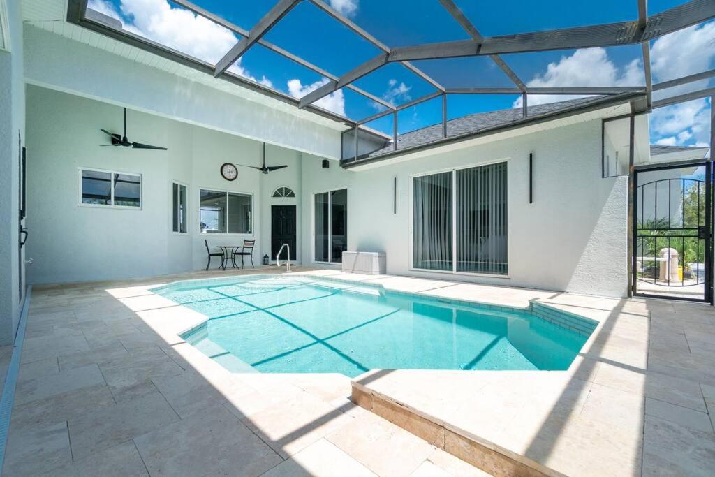 une piscine intérieure avec un grand plafond en verre dans l'établissement Newly Remodeled 4BR/3BA, Private Pool, Sleeps 8, à Port Charlotte