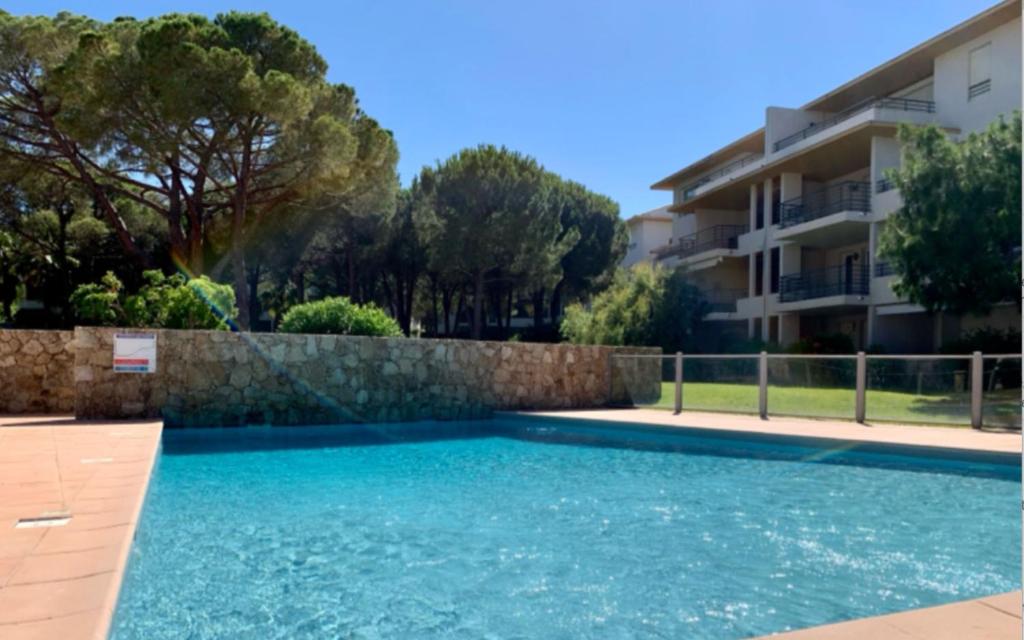 a swimming pool in front of a building at maria stella in Calvi