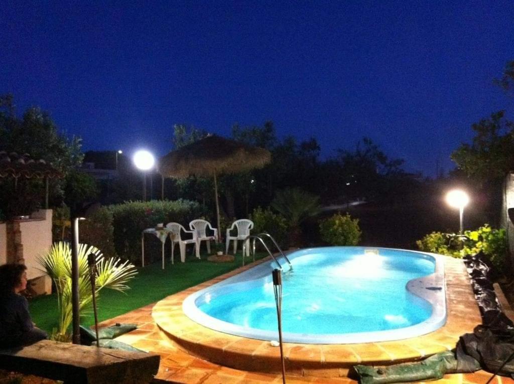 una piscina en un patio por la noche en La Dimora di Gaspare, en Locogrande