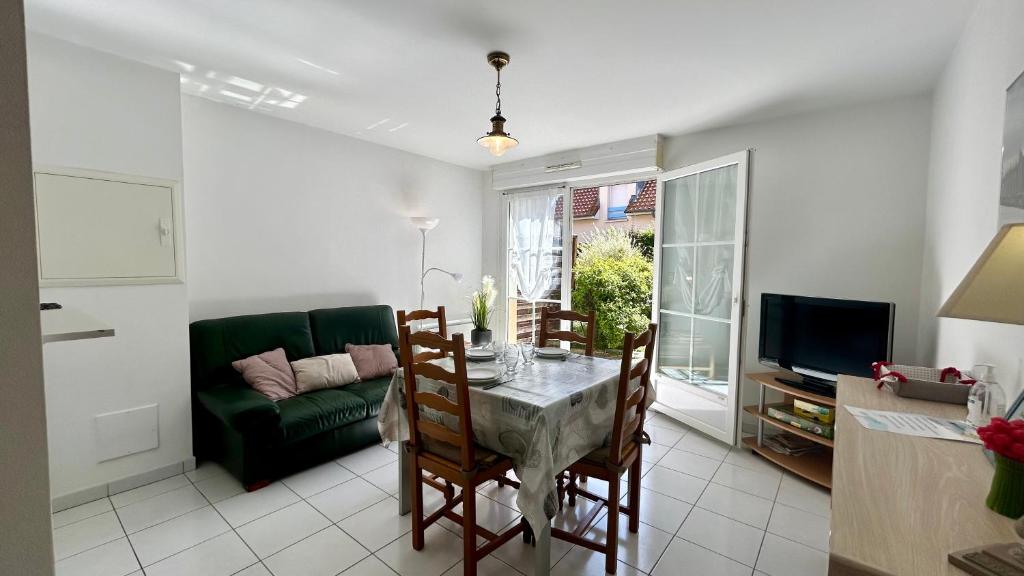 un salon avec une table et un canapé dans l'établissement Maison 5 personnes à Le Crotoy avec parking, au Crotoy