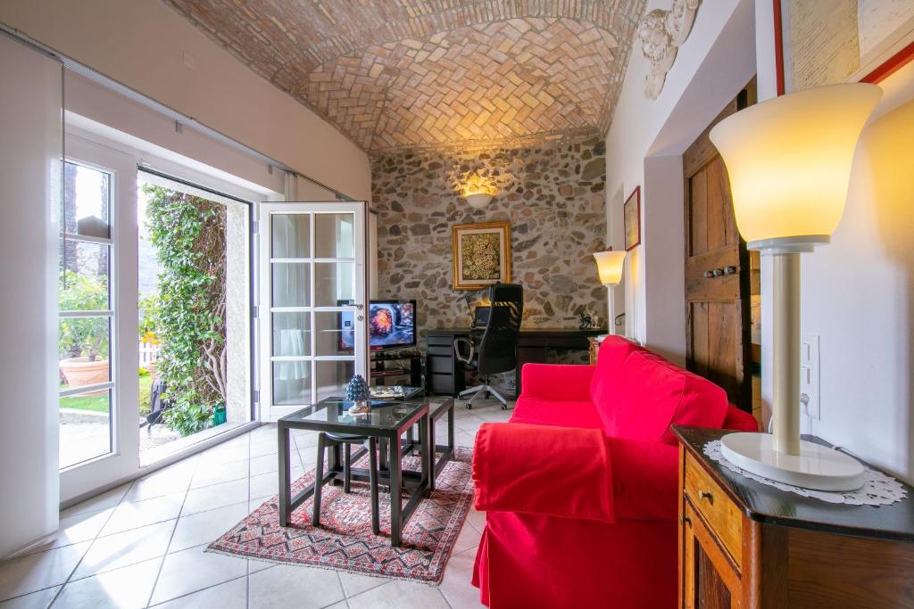梅利德的住宿－Casa Tamè，客厅配有红色的沙发和桌子