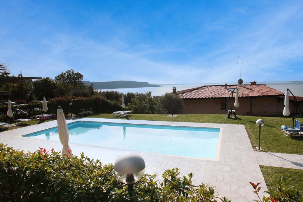 Panorama lake view, pool & garden, 2 bathrooms, kingsize & single-beds, fast Internet في توسكولانو ماديرنو: مسبح في ساحة منزل