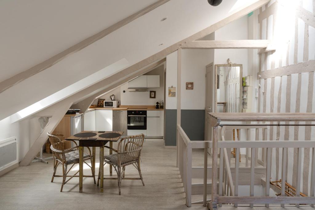 a kitchen and dining room with a table and chairs at Studio et appartements Sainte Catherine in Honfleur