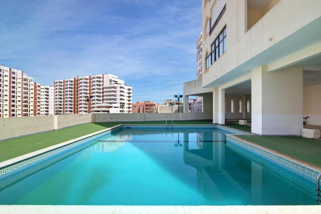 uma piscina no telhado de um edifício em Luxury Beach View - Praia da Rocha em Portimão