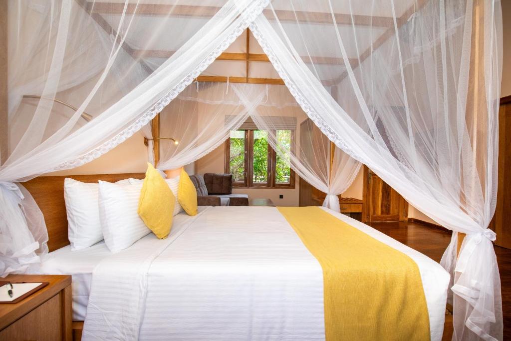 Postel nebo postele na pokoji v ubytování Sigiriya Forest Edge By Marino Leisure