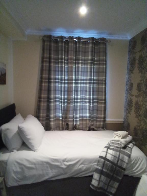 Llit o llits en una habitació de Ardmillan Hotel