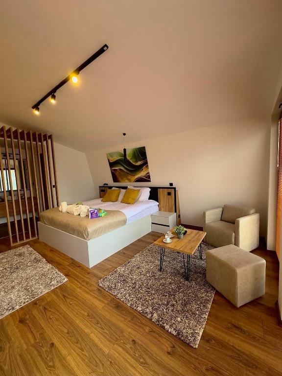 TV a/nebo společenská místnost v ubytování Blisku do Gradot - Riverfront Luxury Cabins