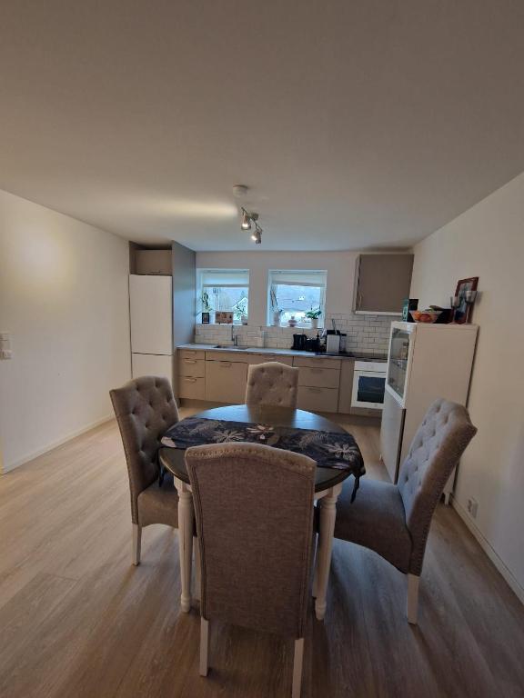 a kitchen and dining room with a table and chairs at Sentralt apartment i Bergen  in Bergen