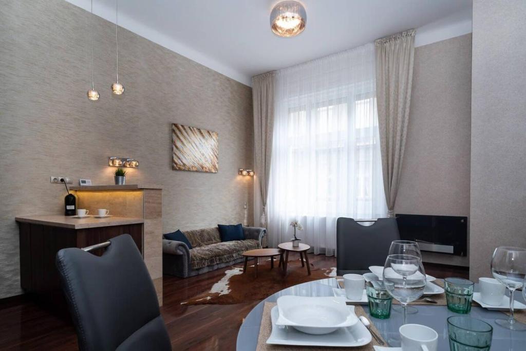 Posedenie v ubytovaní Central Luxy design apartment